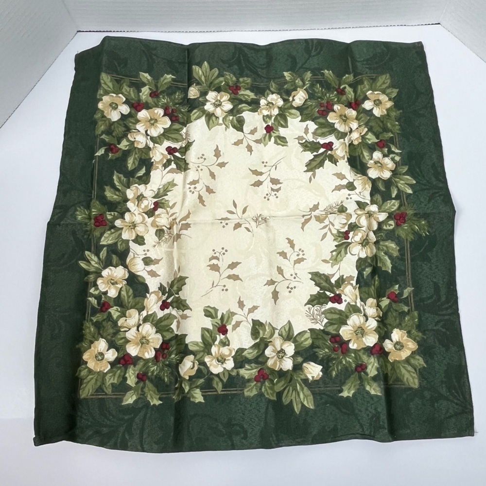 NWT Bed Bath & Beyond set of 4 Christmas holly dinner napkins, approx. 18”x18”. - Picture 5 of 6